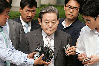 Ли Кун-Хи приговорили к крупному штрафу и 3 годам условно