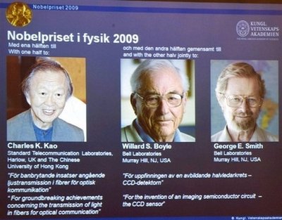 Лауреатами Нобелевской премии по физике за 2009 г. стали Чарльз Као, Уиллард Бойл и Джордж Смит
