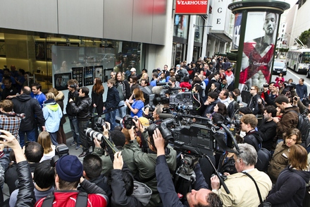 Толпа желающих купить iPad и репортеры возле магазина Apple в Сан-Франциско