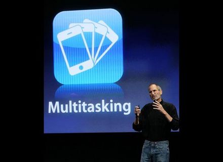 Многозадачность стала центральным нововведением iPhone OS 4.0