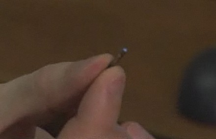 Вживленный в руку Марка Гэссона RFID-чип с компьютерным вирусом