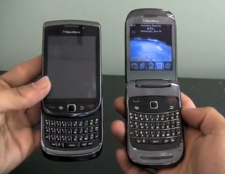 BlackBerry 9800 на этом изображении слева