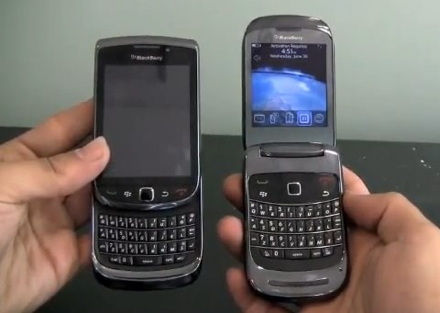 BlackBerry 9800 на этом изображении слева
