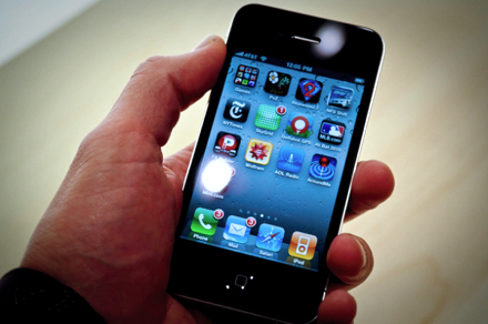 По неофициальной информации, с конца сентября начнется выпуск iPhone 4 с решенной проблемой «смертельного захвата»