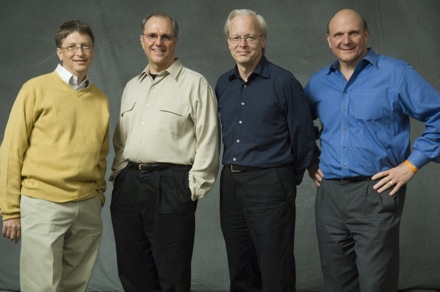 Рей Оззи, второй справа, рядом с другими идеологами Microsoft: Биллом Гейтсом и главным стратегом Крейгом Манди. Крайний справа - CEO Microsoft Стив Баллмер 