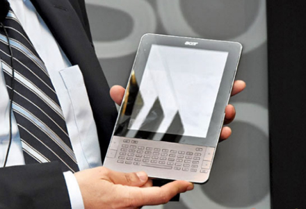 Предполагается, что это один из будущих планшетов Acer (на фотографии в руках Лянчи находится прототип устройства)