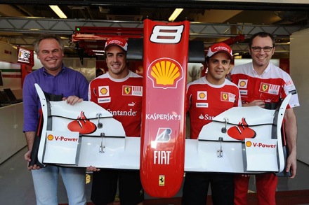  Слева направо: Евгений Касперский; пилоты команды Ferrari «Формулы-1» Фернандо Алонсо и Фелипе Масса; Стефано Доменикали, руководитель команды Ferrari «Ф-1»