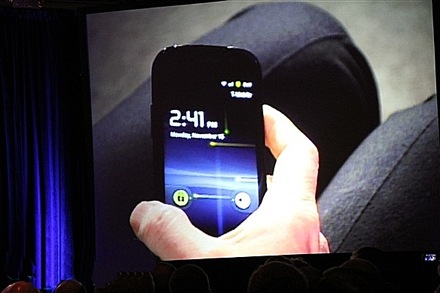 Представленный Шмидтом мобильник: вероятно, тот самый Nexus S, слухи о котором ходят последние несколько недель