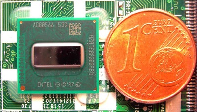 Так в сравнении с евроцентом выглядит процессор Intel Atom для платформы Oak Trail