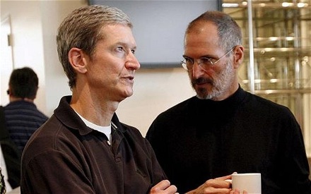 Очередные рекорды Apple стали «ложкой меда» для инвесторов, ожидающих смены CEO (на снимке слева - возможный преемник Джобса Тим Кук)