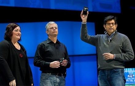 Ананд Чандрасехер (крайний справа) не смог осуществить мечту Intel - выйти в сегмент смартфонов