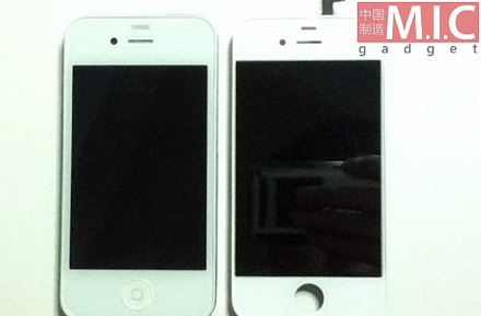 Панель от мнимого iPhone 5 (справа) рядом с белым iPhone 4