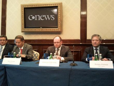 Леонид Рейман (на фото справа) официально стал акционером Ангстрема