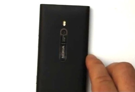 Первое отличие от N9 - расположение светодиодной вспышки
