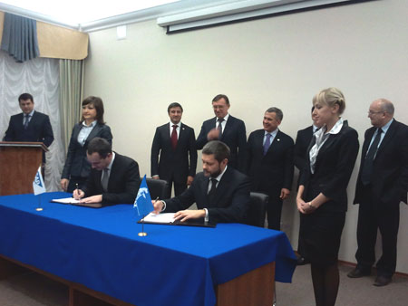 Глава SAP СНГ Игорь Богачев (слева) и директор центра ИКТ Камаза Михаил Носов подписали 5-летние соглашение