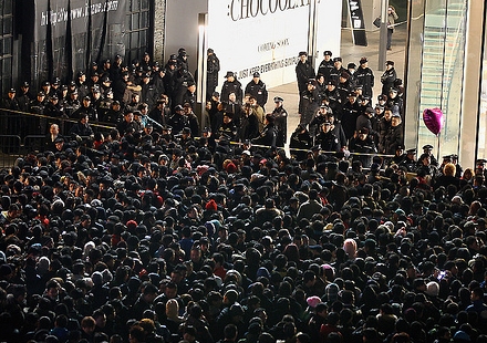 Толпа ожидающих открытия магазина Apple в районе Саньлитунь