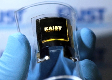 Гибкая батарея со светящимися буквами, созданная учеными KAIST