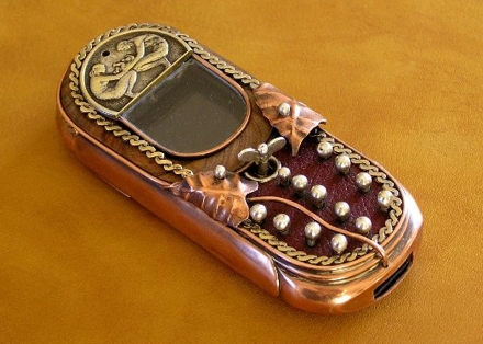 Мобильный телефон в стиле стимпанк