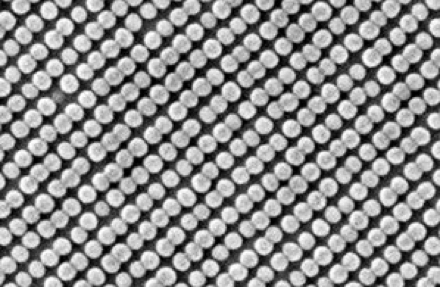 Точки диаметром 10 нм, которые ученые нанесли  на поверхность магнитной пластины