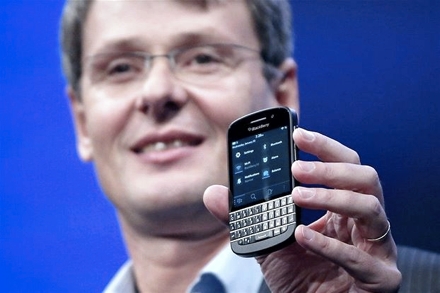 Глава BlackBerry Торстен Хейнс показывает BlackBerry Q10