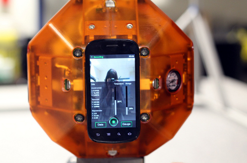 На Nexus S работает приложение для отслеживания активности гироскопа, акселерометра и 3D-компаса