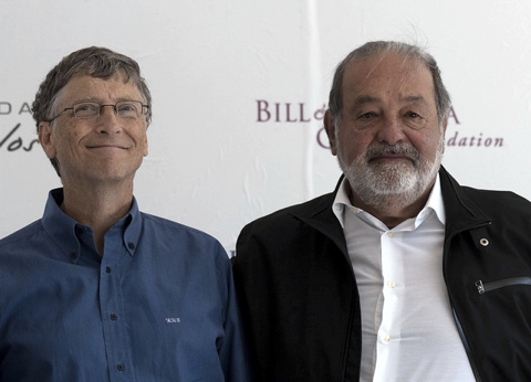 Билл Гейтс (слева) вместе с Карлосом Слимом - двое самых богатых в мире