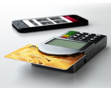Карт-ридер и специальное приложение превращают смартфон или планшет в карманный терминал для приёма платежных карт