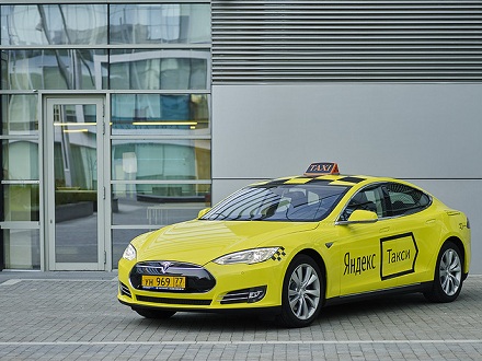 «Яндекс.Такси» ищет водителя для «Теслы»