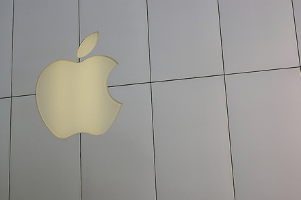 Придерживающаяся строгих корпоративных стандартов Apple, со своей стороны, подала на обвиненного федеральными властями сотрудника гражданский иск