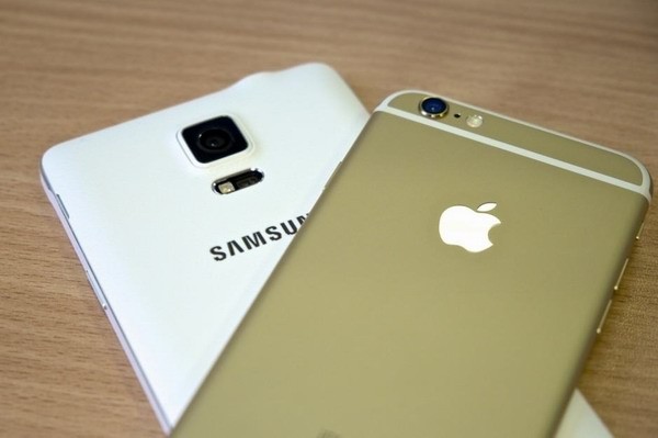 Продажи смартфонов Apple и Samsung обрушились по всему миру