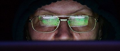 Хакер, о котором пишут книгу, в порядке мести ее автору взломал 15 тыс. серверов