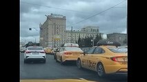 Пробка из-за машин "Яндекс такси" на Кутузовском проспекте