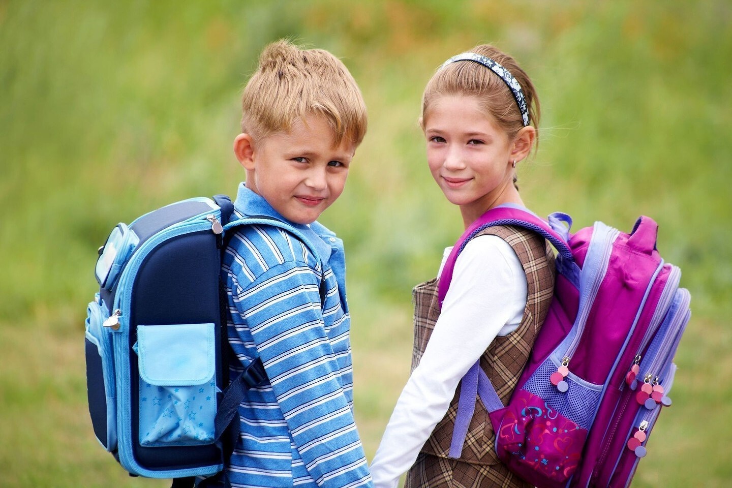 Выйду ли дети в школу. Школьник с рюкзаком. Рюкзак для первоклассника. Школьник с портфелем. Ученик с рюкзаком.