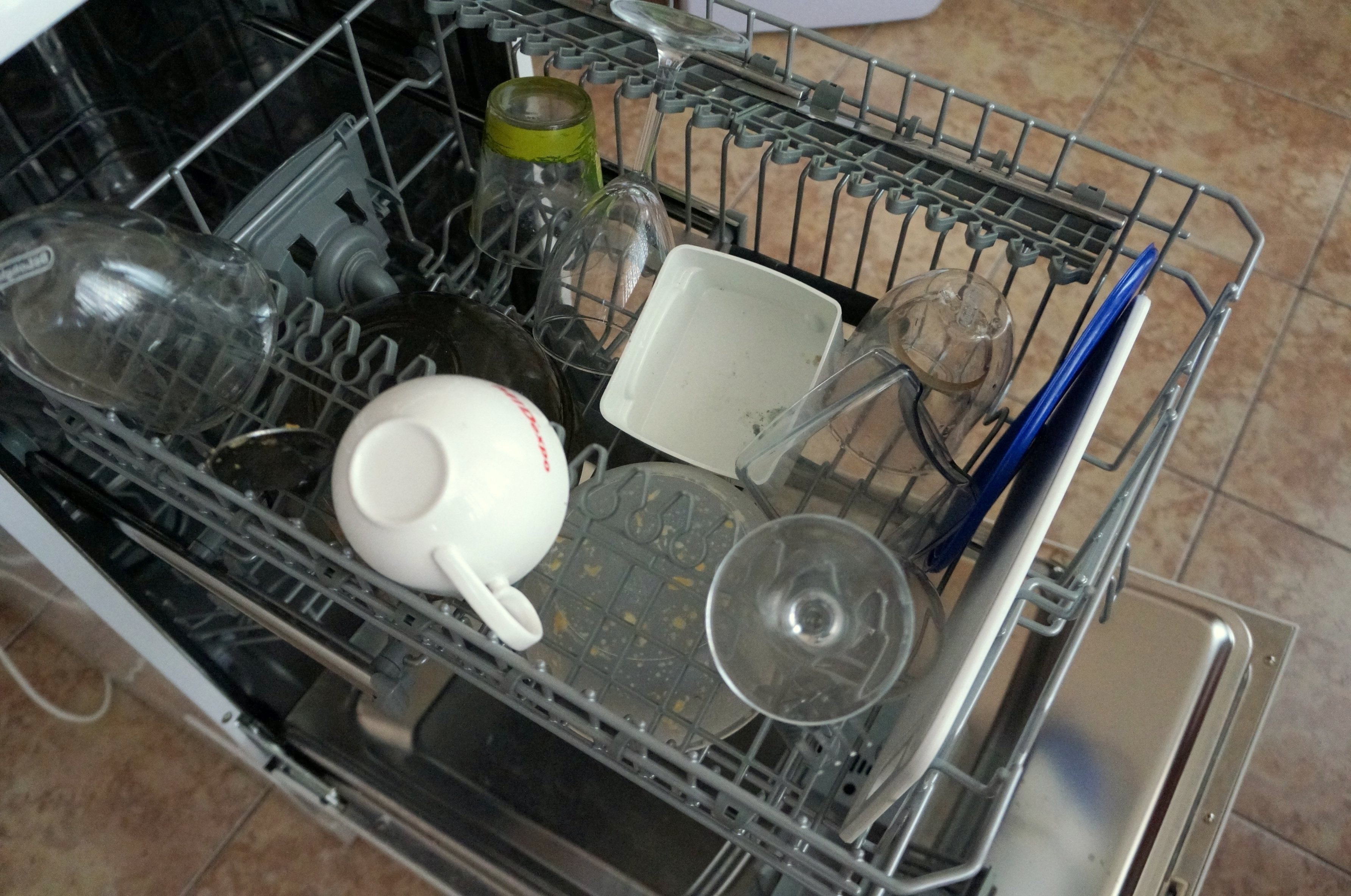 какие тарелки нельзя мыть в посудомоечной машине. встраиваемая посудомоечная машина gorenje gv631d60. мытая посуда. посудомоечная машина плохо моет на нижней полке. чего нельзя мыть в посудомоечной машине.