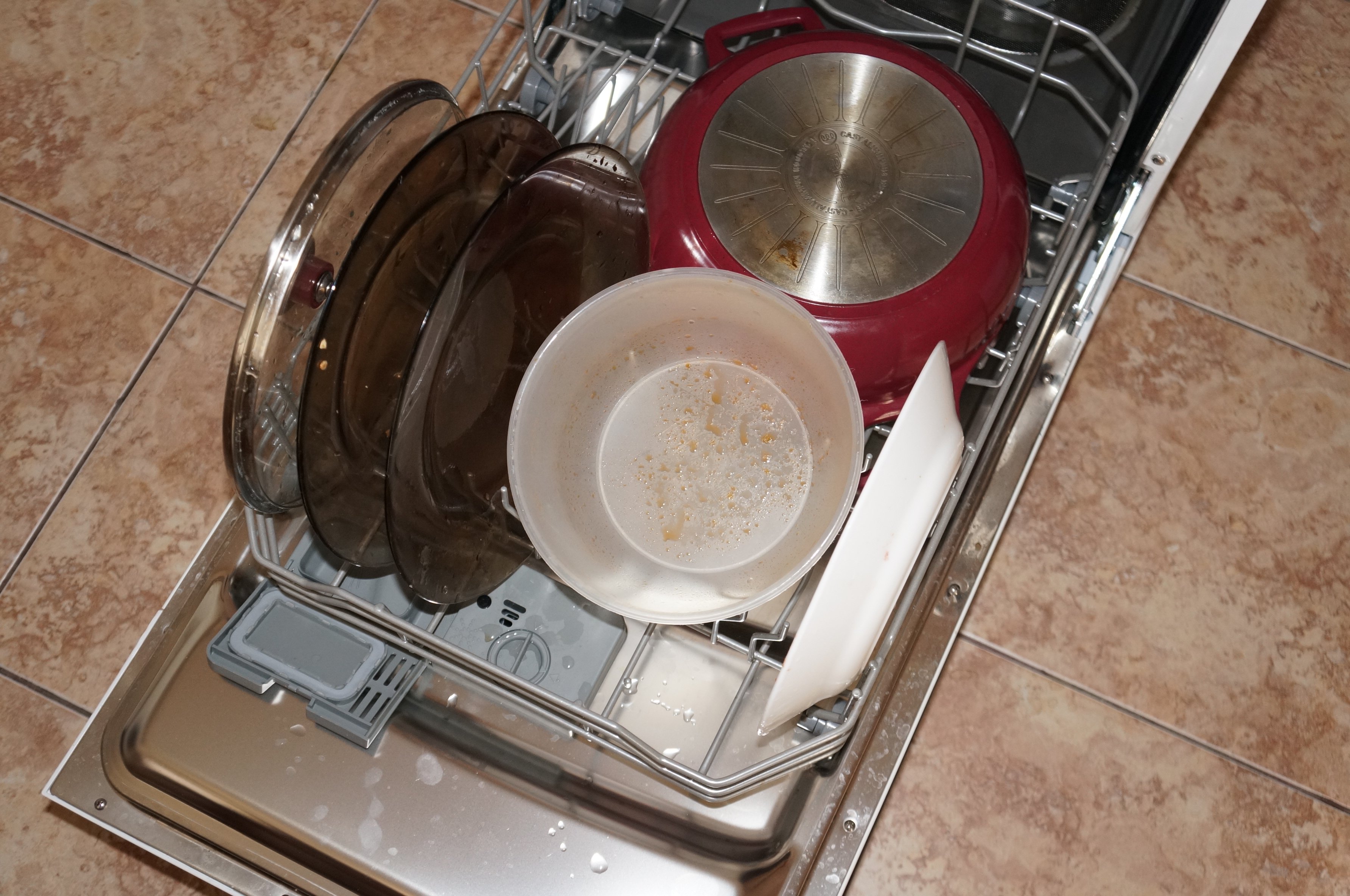 Кастрюли можно мыть в посудомойке. Кастрюля в посудомоечной машине. Посудомоечная машина для кастрюль и сковородок. Кастрюли в посудомойке. Посуда в посудомойке.