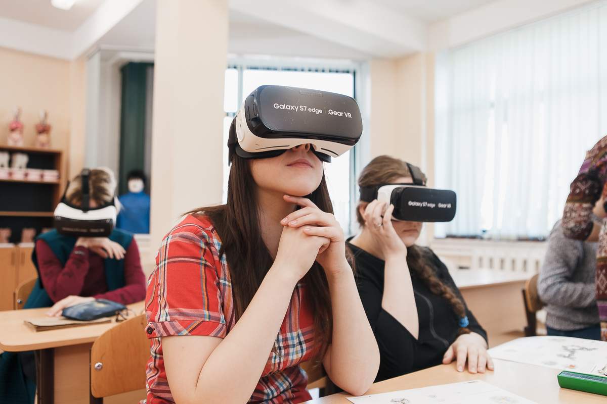 Курс реальность. Виртуальная реальность в образовании. Очки виртуальной реальности в школе. VR технологии в школе. Виртуальная и дополненная реальность в образовании.