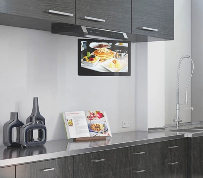 Телевизор для кухни 20. Подвесной телевизор на кухню. Маленький телевизор на кухню. Телевизор в кухню настенный. Кухонный телевизор встраиваемый.