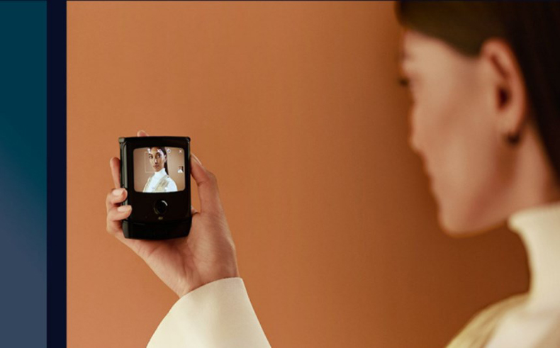 Первый взгляд на Motorola RAZR: культовая раскладушка с гибким экраном