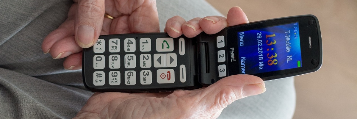 Телефоны для пожилых: лучшие «бабушкофоны» 2019 года