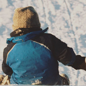 Долой санки: лучшие электрические снегокаты для детей